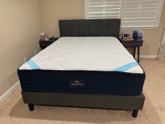 Like New Dreamcloud Premier Hybrid Queen Mattress