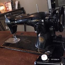 1951 Singer sewing Machine model 15