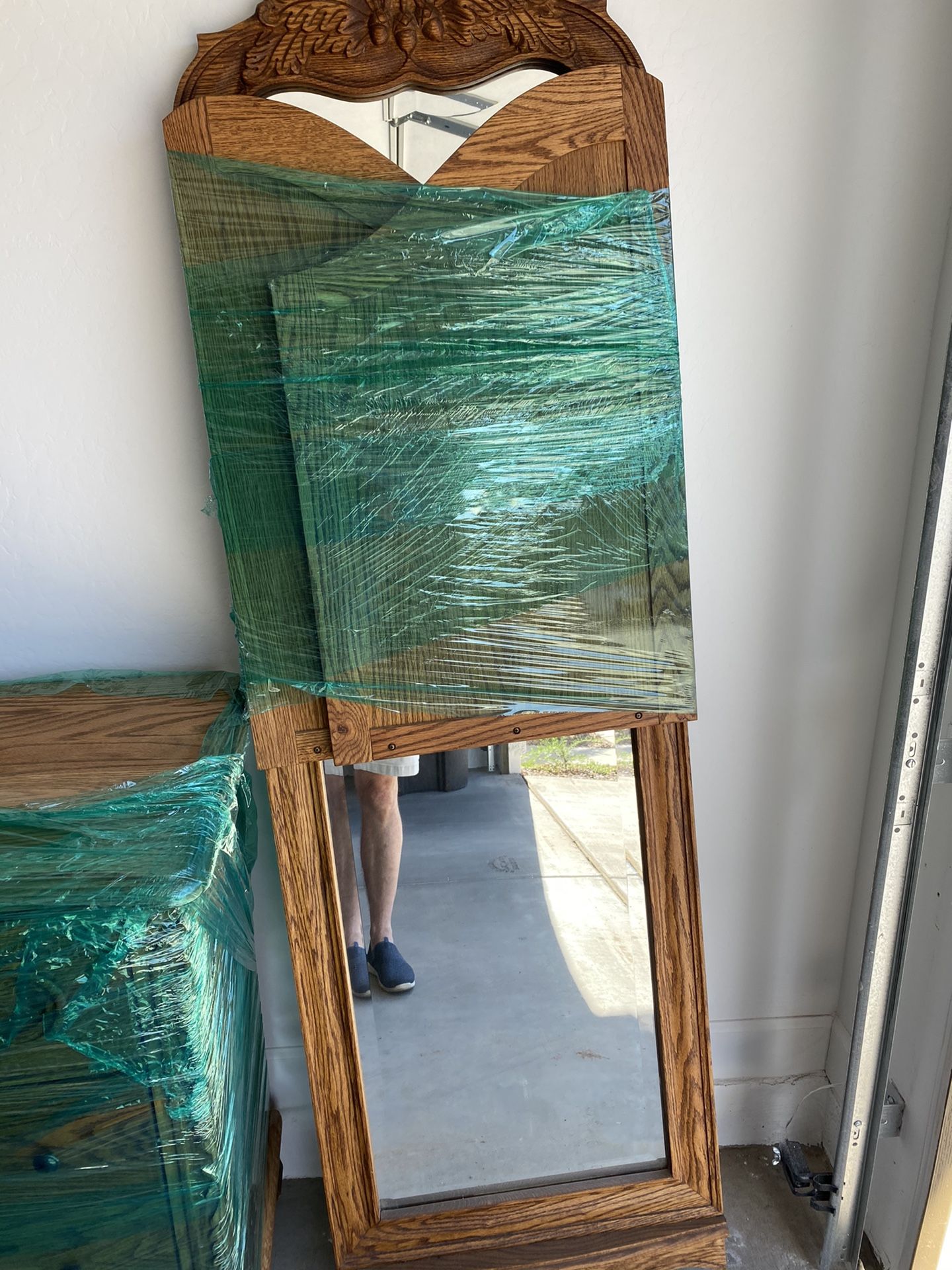 OAKWOOD INTERIORS VERSAILLES COLLECTION Bed room set for Sale in