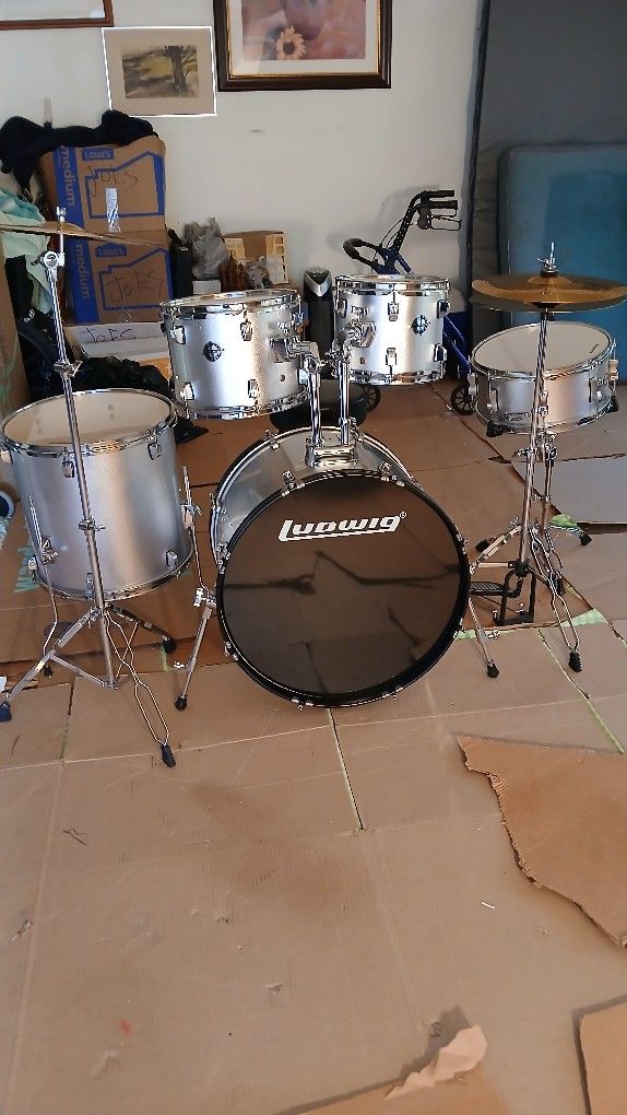 5 Piece LudwigBackbeat Drum Set