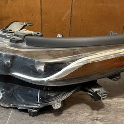 2021 Toyota Prius Prime Left headlight