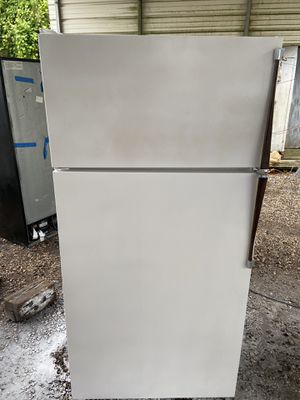 Photo KENMORE /WHIRLPOOL WHITE FRIDGE! RUNS GREAT! WILL DELIVER FOR FEE! 18 CUBIC FT! ITS BEEN CLEANED IN & OUT! ITS BEEN REPAINTED ON THE EXTERIOR! IM IN