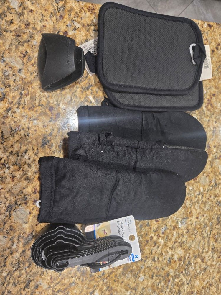 New Black Oven Mits And Hot Pad Set