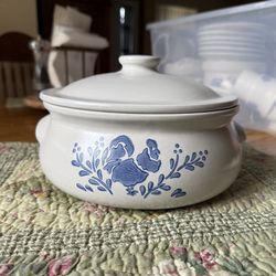 Classic Pfaltzgraff covered 2-qt casserole