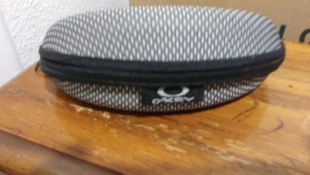 Oakley sunglasses zippered case black and white