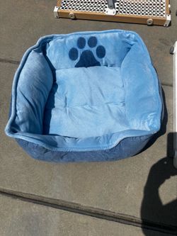 Cushioned dog & cat bed