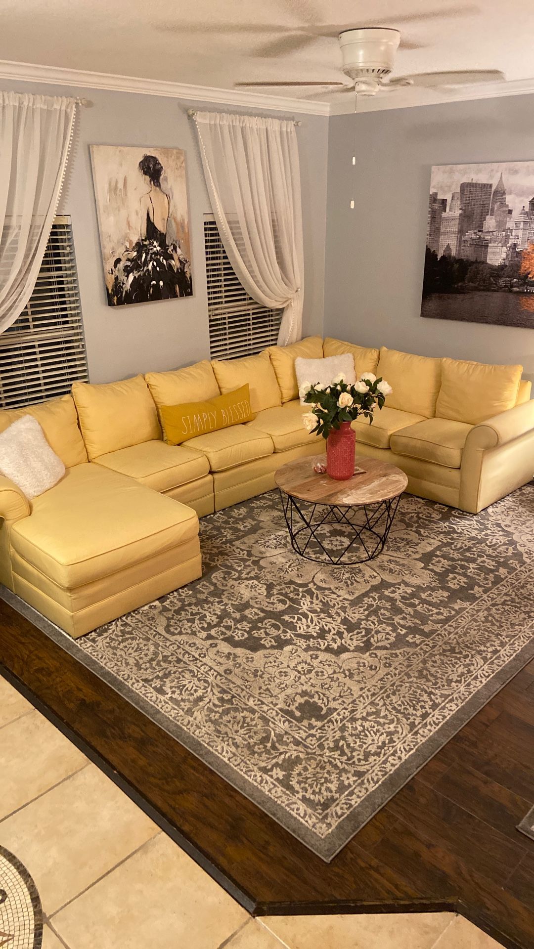 Must Go Modern Sectional Couch – Excellent Condition