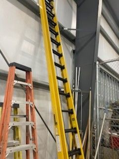 DeWalt 32' Extension Ladder – 375 lb Capacity (Lightly Used)
