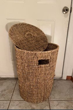 Wicker Basket - Large 22” Tall Laundry Utility Straw Container with Lid. In Good Condition and Comes From a Smoke Free and Pet Free Home!!