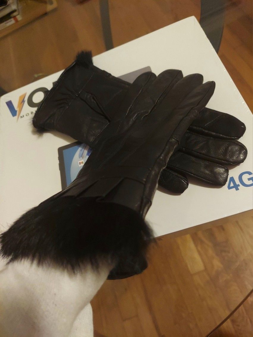 Condition: Like NEW **Sofia Cashmere**Leather & Cashmere Gloves With Faux Fur Cuffs. ** Size: M=7 to 7 1/2 inches