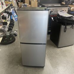 GGTB 4.0 Cu.ft 2-Door Mini Fridge with Bottom Freezer, 7 Temperature Settings, Compact Refrigerator for Dorm Apartment Office, Silver