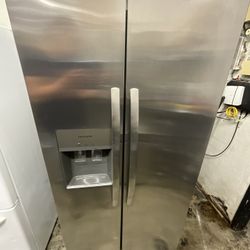 Frigidaire 33inch Wide  Side By Side Refrigerator