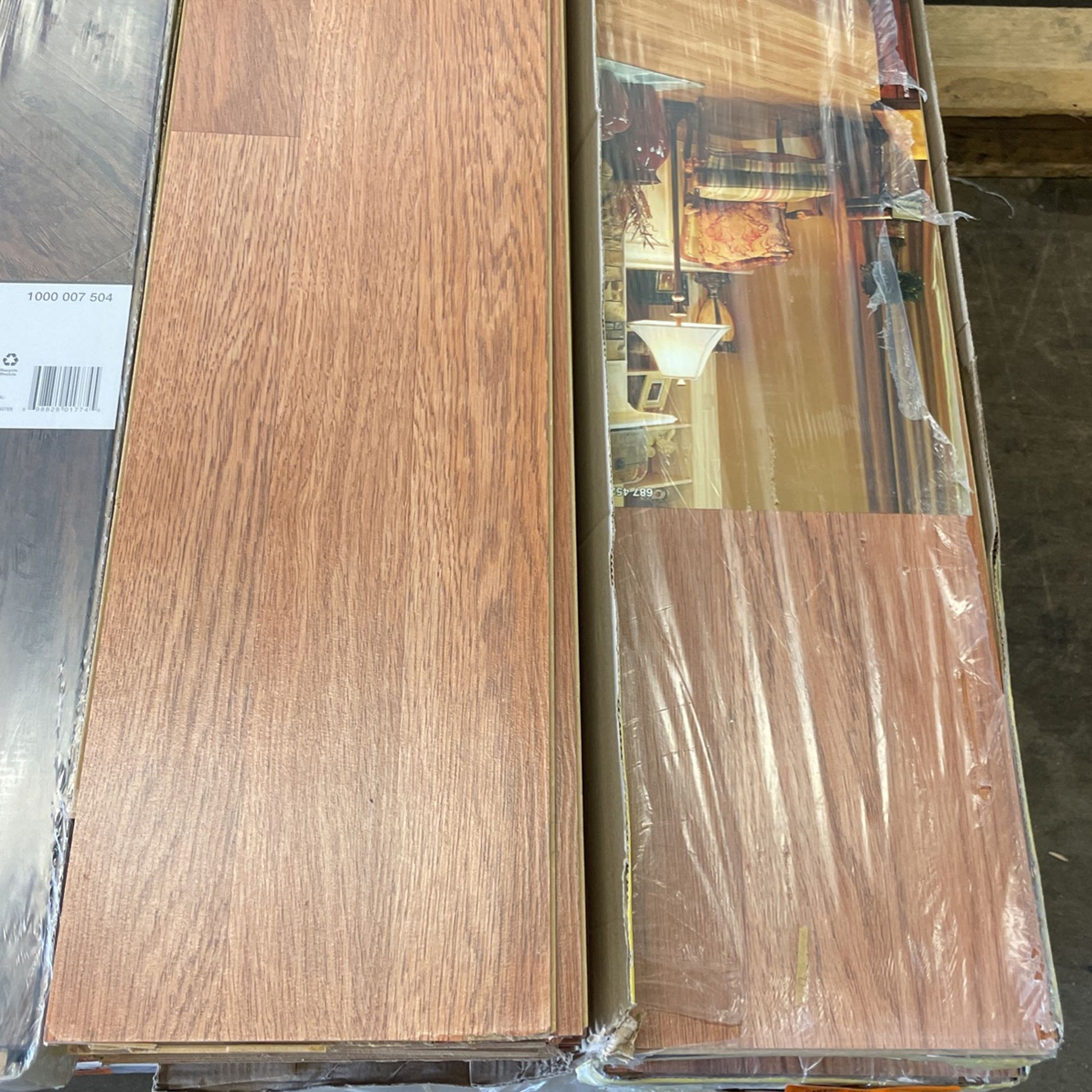 360sf Of Laminated Flooring 7.0mm