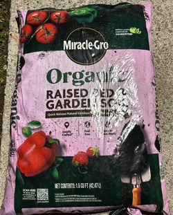 Miracle-Gro Organic Raised Bed & Garden Soil – 1.5 cu ft