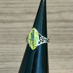 Beautiful ring 18KGE. As is. No returns. Make me an offer I can’t refuse.  What you see is what you get. Make me an offer I can’t refuse. Please feel 