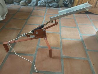 Clay target thrower