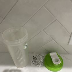BlenderBottle Classic Shaker Bottle in Green like new