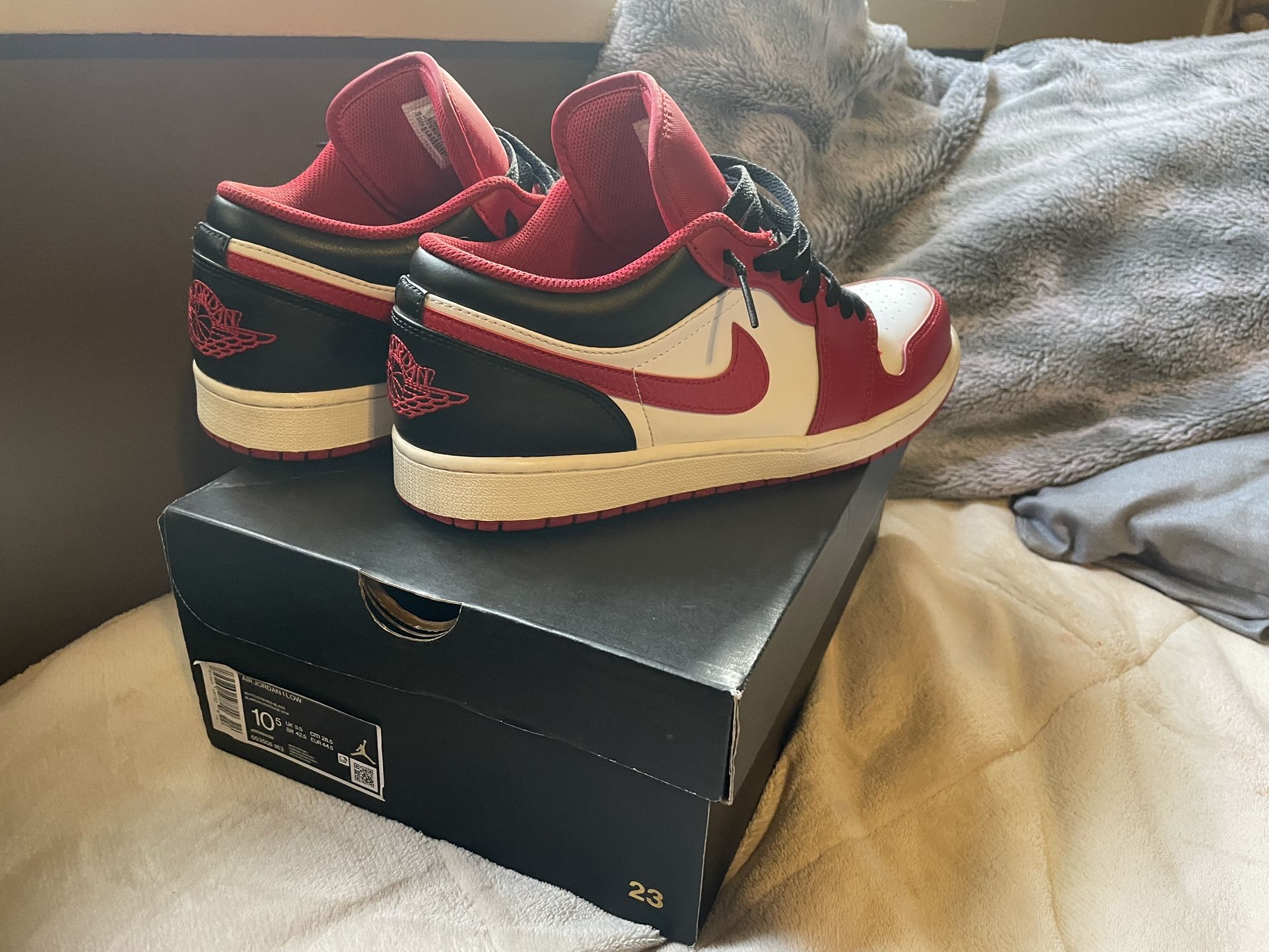 Air Jordan 1 Low 'Reverse Black Toe