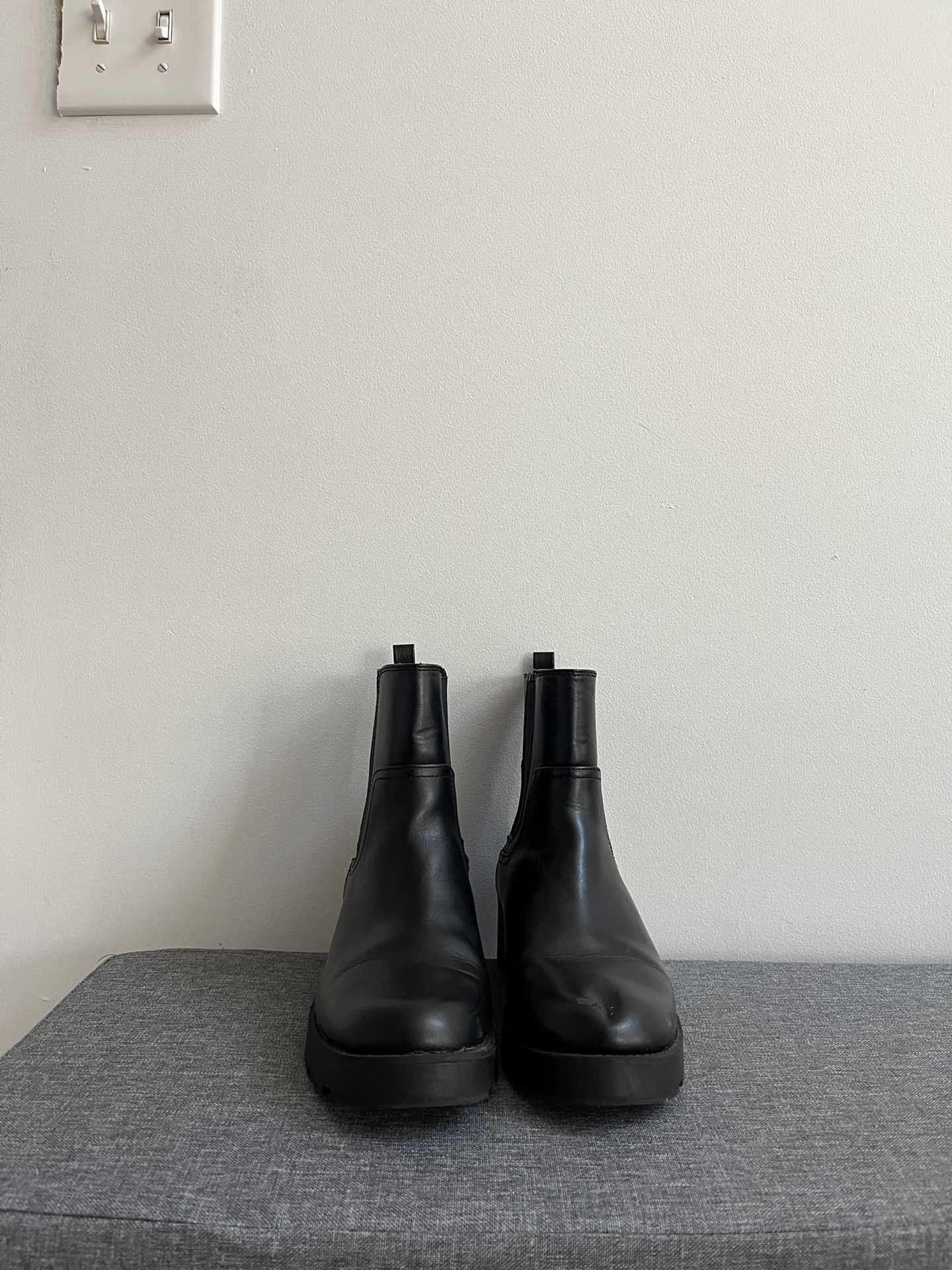 WOMENS BLACK BOOTS • LIKE NEW 