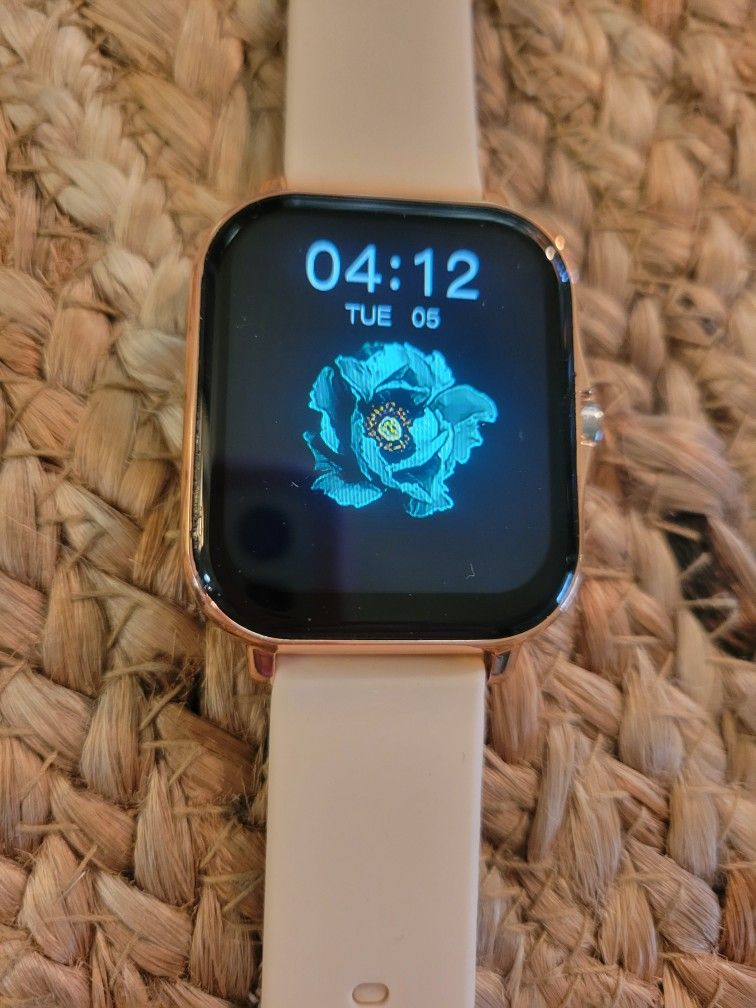 SMARTWATCH - NEW IN BOX