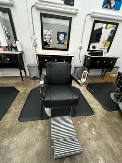 Beautiful, solid, barber chair can’t beat the price