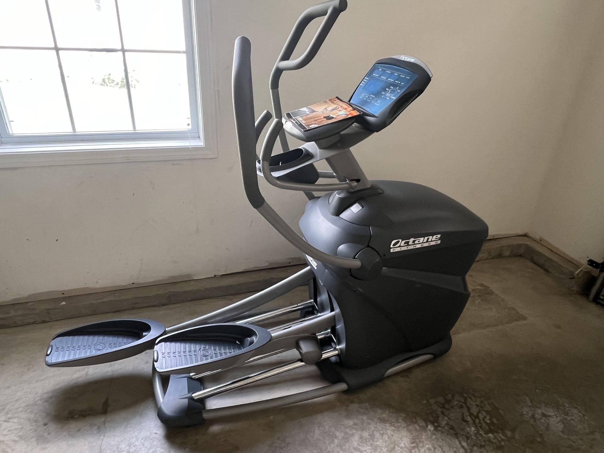 Octane Fitness Q37E Cross Trainer Elliptical - Retails $4000