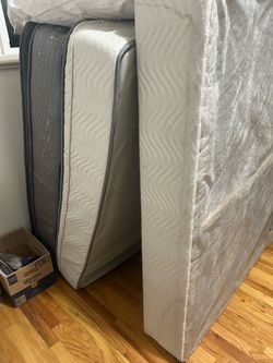 (2) Sets of Mattress & Matching Box Spring Set (Size: Queen)