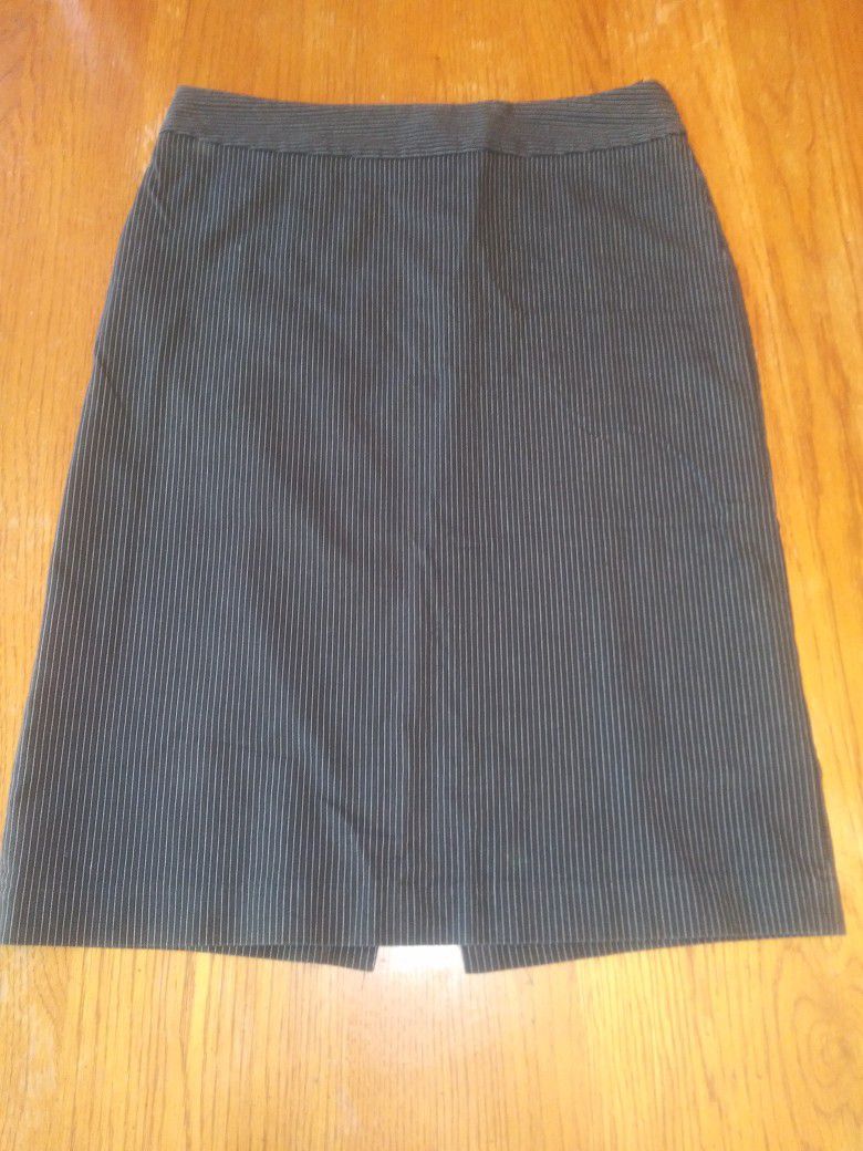 Gap Stretch Women's Size Small Black White Stripe Pencil Skirt

Great Condition!!

**Bundle and save with combined shipping**

