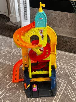 FISHER PRICE RACEWAY - SIT OR STAND - CONVERTS TO  FLAT RACEWAY! Excellent condition