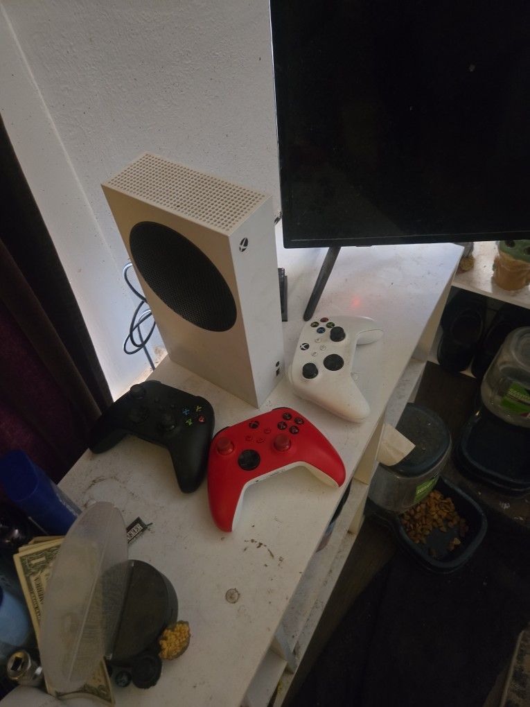 Xbox Series S + 3 Controllers