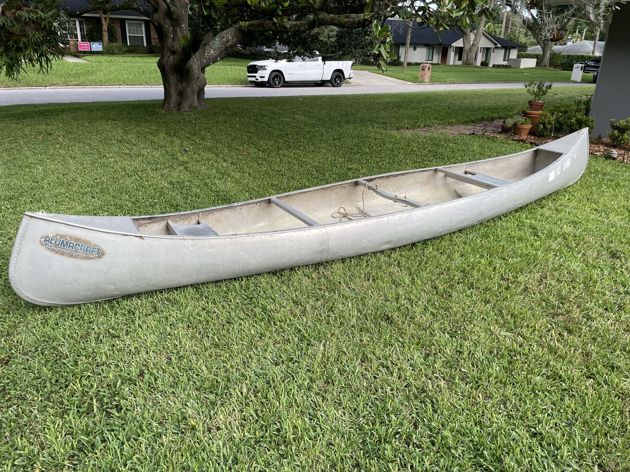 17’ Alumacraft canoe