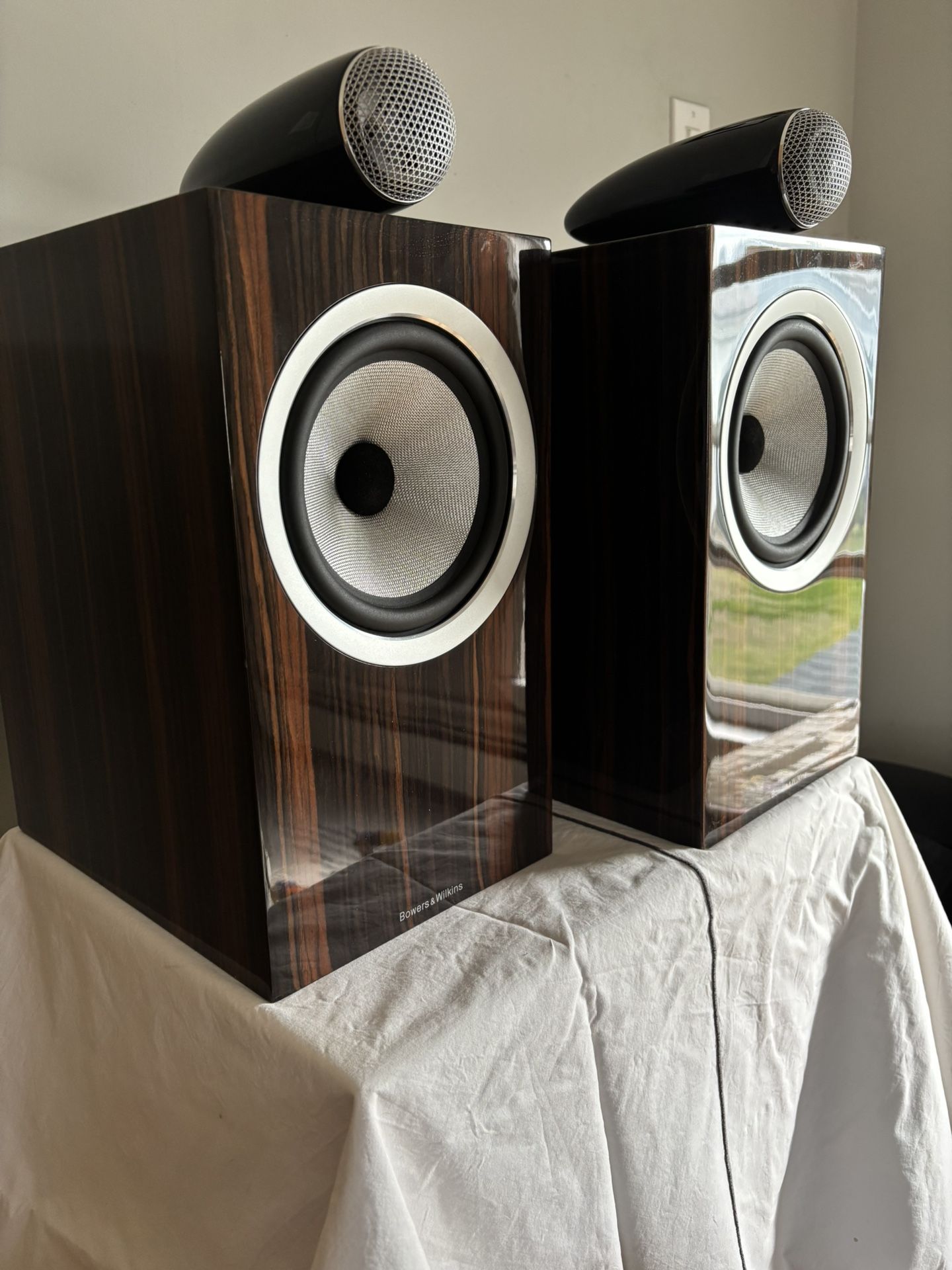 Bowers & Wilkins -Bookshelf Speakers -Pair -705 S2 Signature Datuk