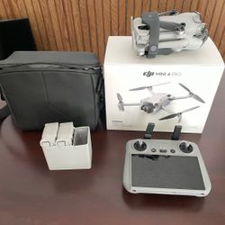 DJI Mini 4 Pro Fly More Combo. 