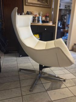 2 white Cacoon leather chairs