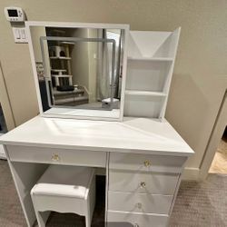 Vanity/makeup vanity