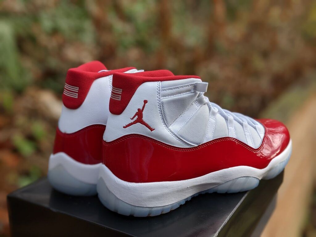 JORDAN 11 Cherry Retro SZ 9 M