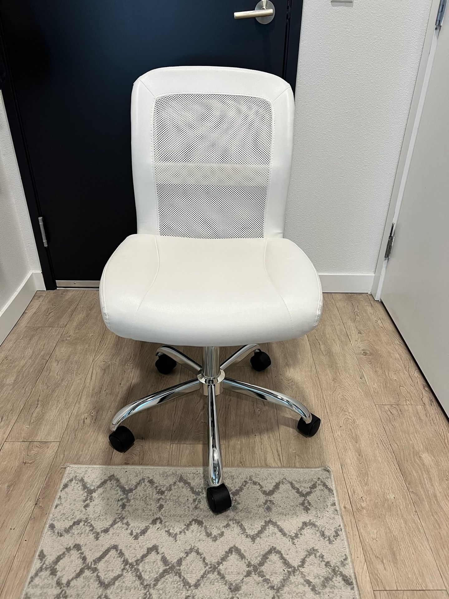 White Swivel Desk Chair With Wheels