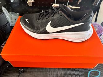 Nike Women’s revolution 8 size 6