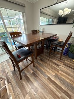 Expandable Dining table with 6 chairs