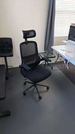 Black Mesh Ergonomic Office Chair with Headrest