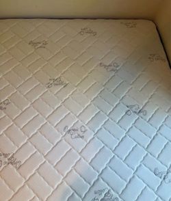 King Size Mattress for Sale like new with Mattress Cover