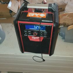 Milwaukee M18 Charger/speaker