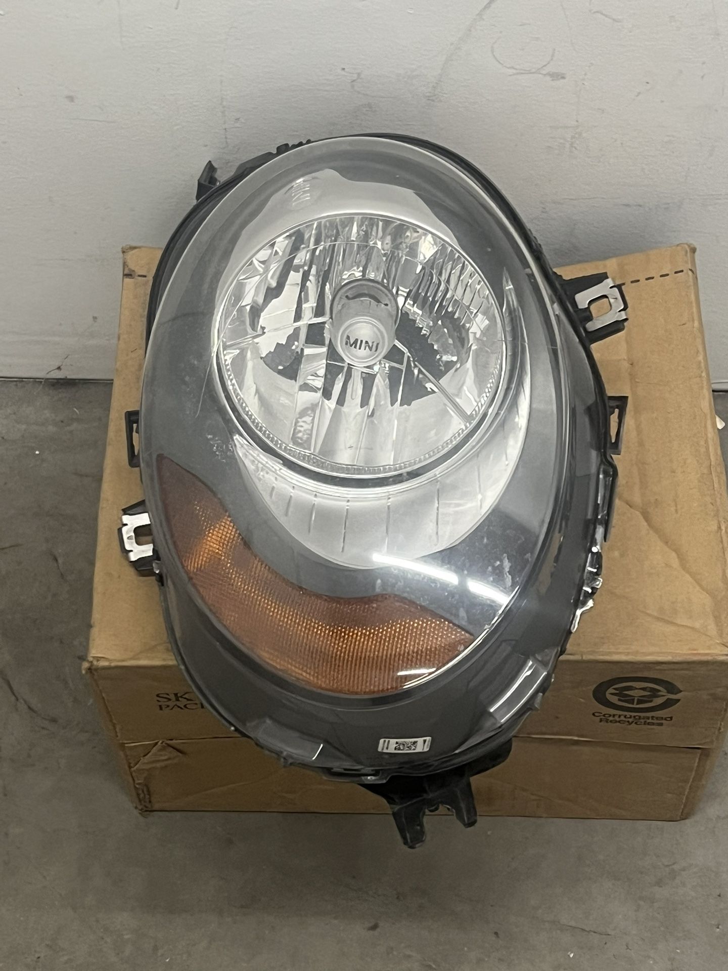 2014-2018 F56 MINI COOPER RIGHT PASSENGER SIDE HALOGEN HEADLIGHT WITH YELLOW TURN SIGNAL IN EXCELLENT CONDITION
