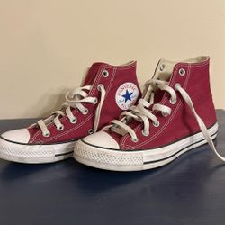 Women’s 7.5 Chuck Taylor Converse Sneakers 