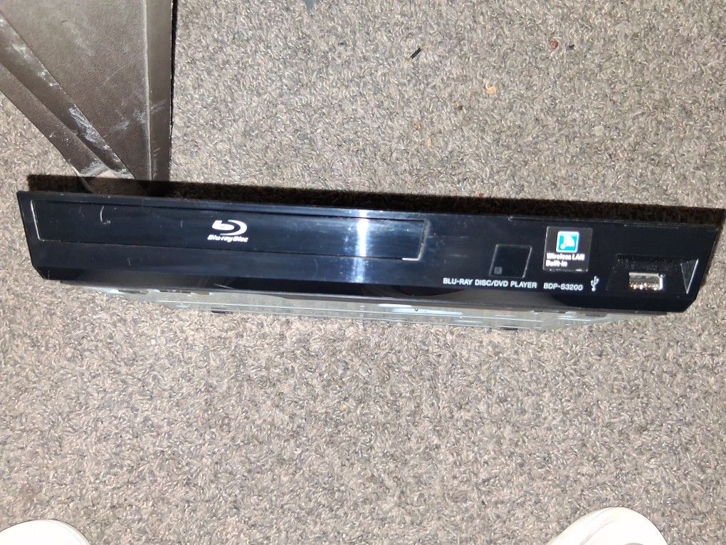 Sony Blu-ray/DVD BDP-S3200 Blu-ray DVD CD 1080p Full HD Disc Player With Built-in Wi-Fi and Streaming