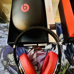 Beats Studio 2 wireless headphones Gloss Black/w red ear cushion. 