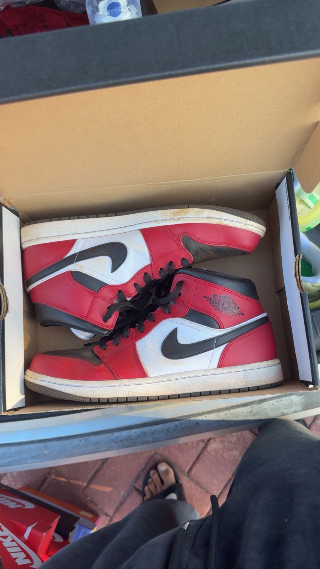 Jordan 1 Mid chicago toe