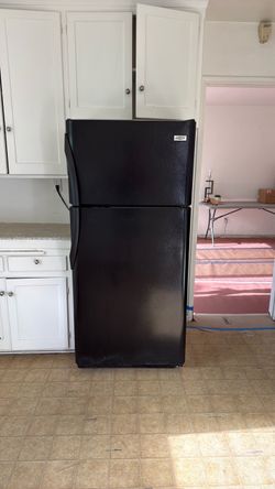 Crosley Refrigerator (2 door with freezer on top)