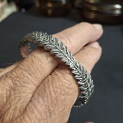 Vintage Silvertone Metal Leaf Design Bangle Bracelet With Repeating Mimosa Leaf Pattern & Alternating Widths 2.5" Opening 
