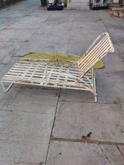 Sturdy old school metal lawn reclining beach chair